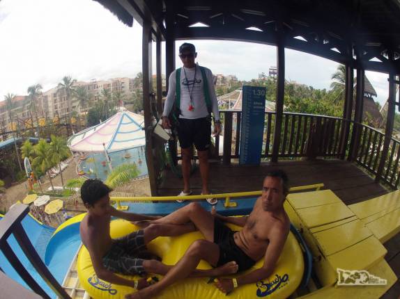 Preparando-se para descer de boia com o Antonio mais um dos escorregadores do Beach Park, em Fortaleza, capital do Ceará